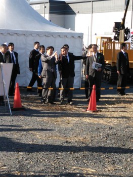 諸岡常務より林農林水産大臣へ機械の説明
